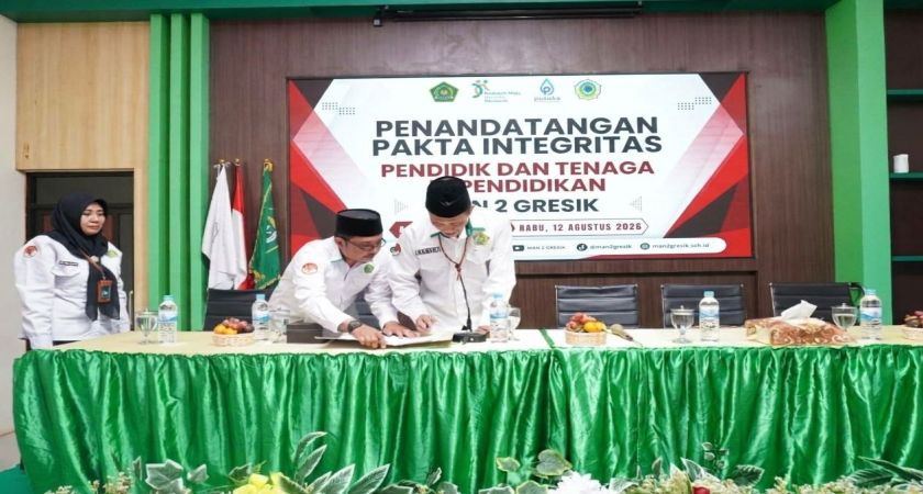 Tegaskan Komitmen Zona Integritas, Guru dan Tendik MAN 2 Gresik Tanda Tangani Pakta Integritas dan Kontrak Prestasi