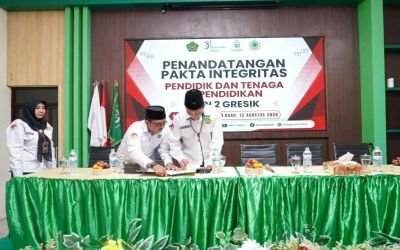 Tegaskan Komitmen Zona Integritas, Guru dan Tendik MAN 2 Gresik Tanda Tangani Pakta Integritas dan Kontrak Prestasi